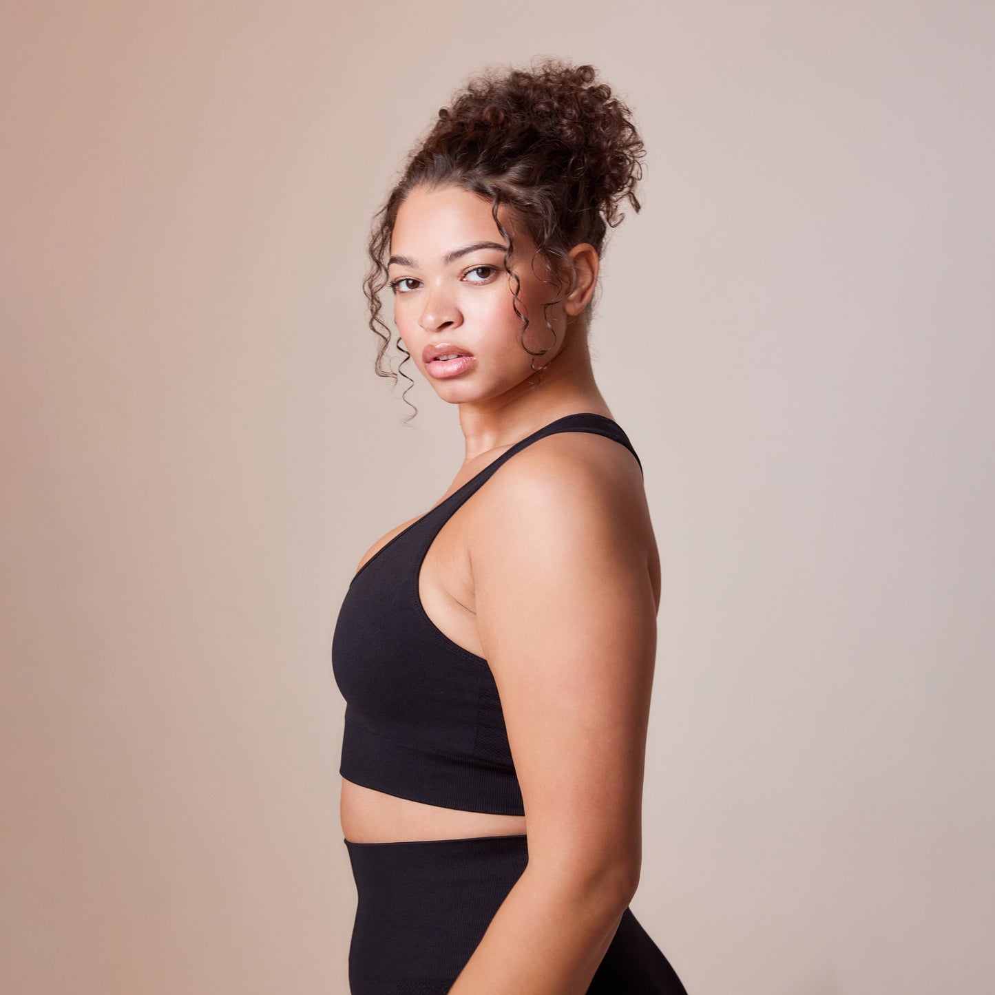 Curve Sculpt Seamless Sports Bra - Black